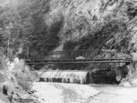 Chlus mit Brücke von 1912 und Eisenbahn noch durch die Chlus geführt und Bhf Valzeina. © Emmy Casutt