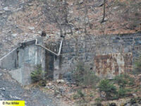Chlus von Osten. Inf Werk A6309 Chlus Süd. Links Notausgang mit Inf-Stellung und rechts Scharte Mg1