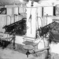 Zwei Mg 11 auf Festungslafetten und mit Schartenfernrohr und Panorama-Blindschiesseinrichtungen in der Galerie du Scex. Der Kühlmantel der Maschinengewehre ist mit einem Schlauch an einem zentralen Wassertank angeschlossen.