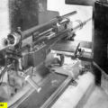 Tankbüchse 41, Typ II auf der 4,7 cm Ik, Scharten-Pivotlafette mit Schlitten, hier im Werk Dailly, mit aufgesetztem Schartenfernrohr des Mg 11. Das von rechts zugeführte Magazin für Waffen des Typs II ist deutlich zu erkennen. Hier ist die Waffe Nr 720 mit der Gehäusebezeichnung aus der 2. Serie des Typs II abgebildet. © Stiftung HAM